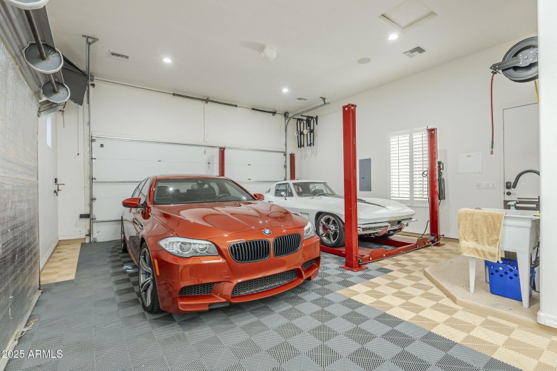 82-garage guest house