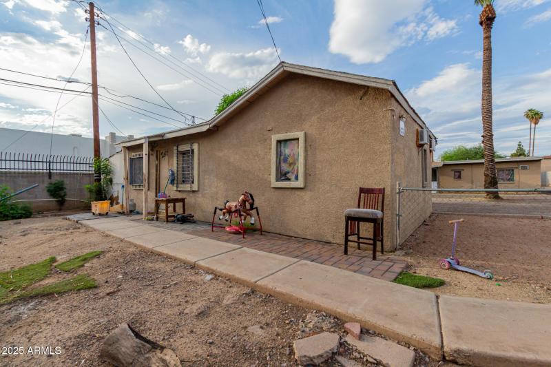 2612 W Glenrosa Avenue