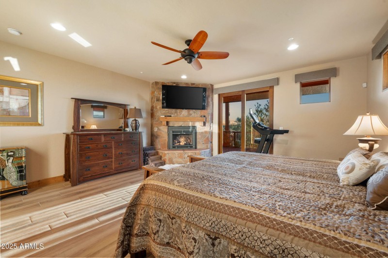 19-Primary Bedroom (2)