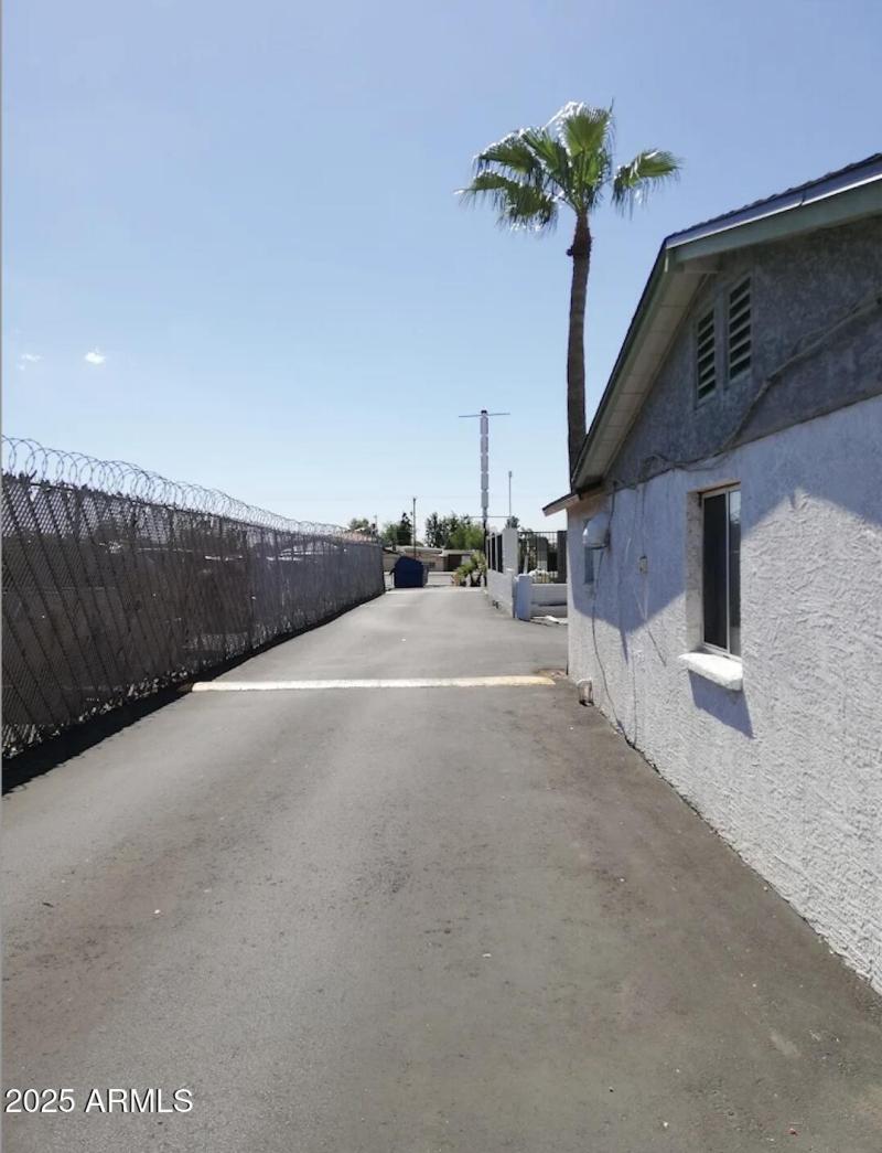 pic 6 east side driveway