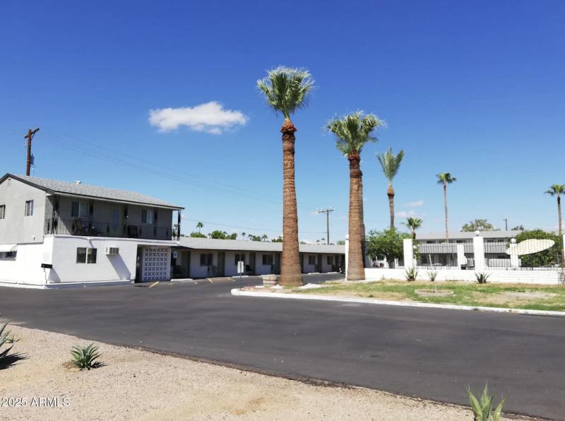 pic 8 View of front of office and Motel