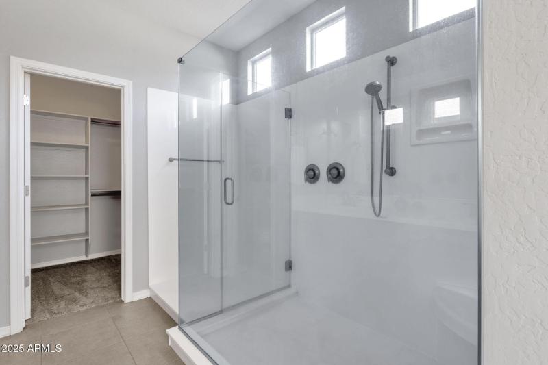 Primary bathroom w/walk-in shower