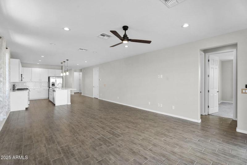 6-web-or-mls-18570 W Honeysuckle Dr -5