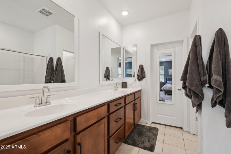 25-web-or-mls-E Furness Dr-S2009-021