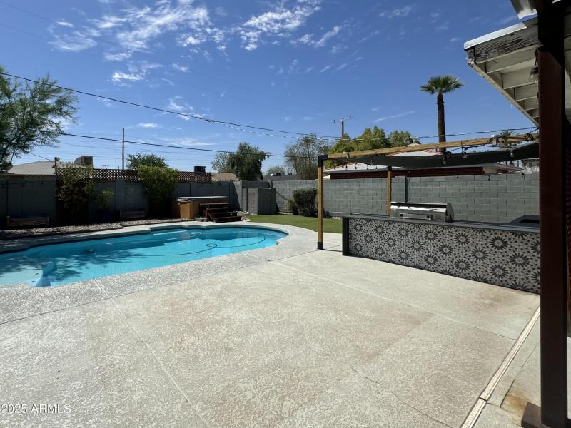 outdoor kitchen, large patio