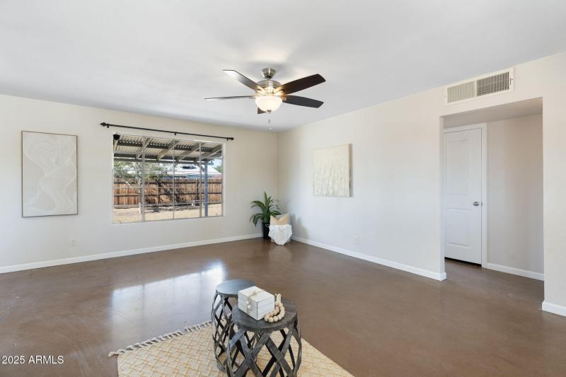 11 - 7240 E Garfield St