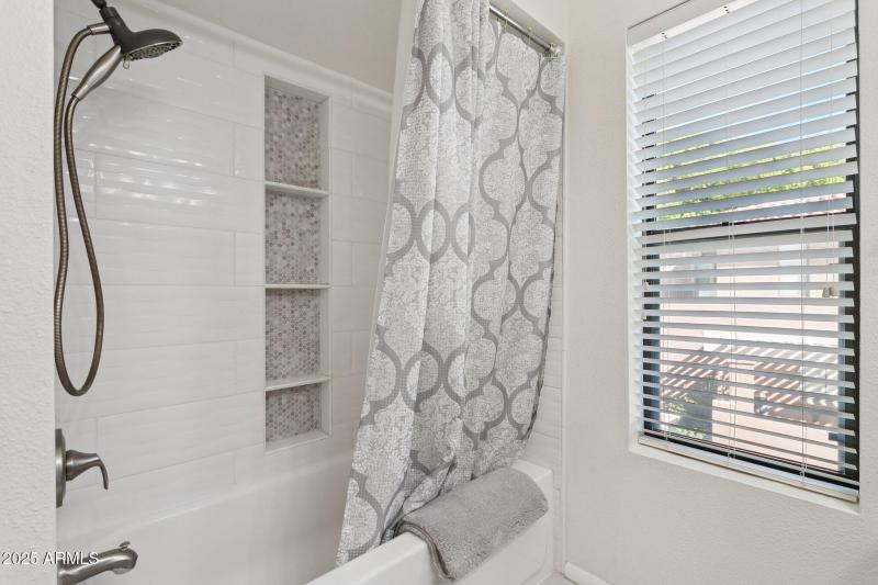 13-web-or-mls-10420-n-11th-pl-3