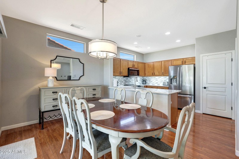 Eating area & kitchen