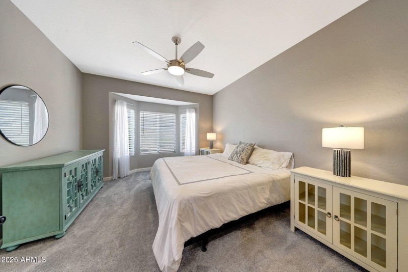 Primary suite w/ bay window