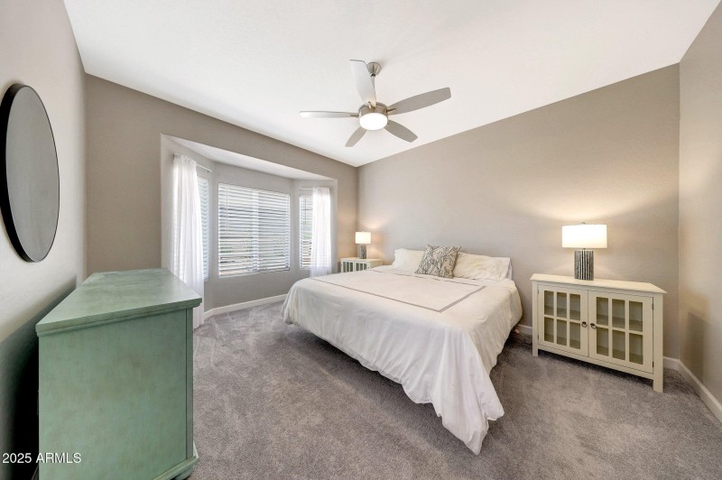 Primary suite w/ bay window