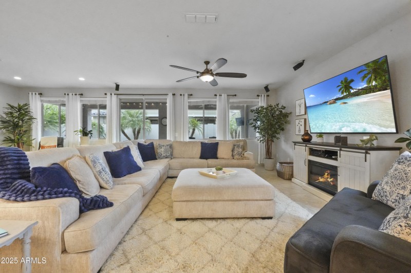 Spacious Livingroom Retreat