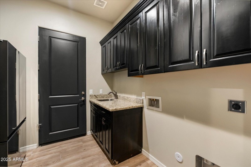 laundry room w sink, refrigerator