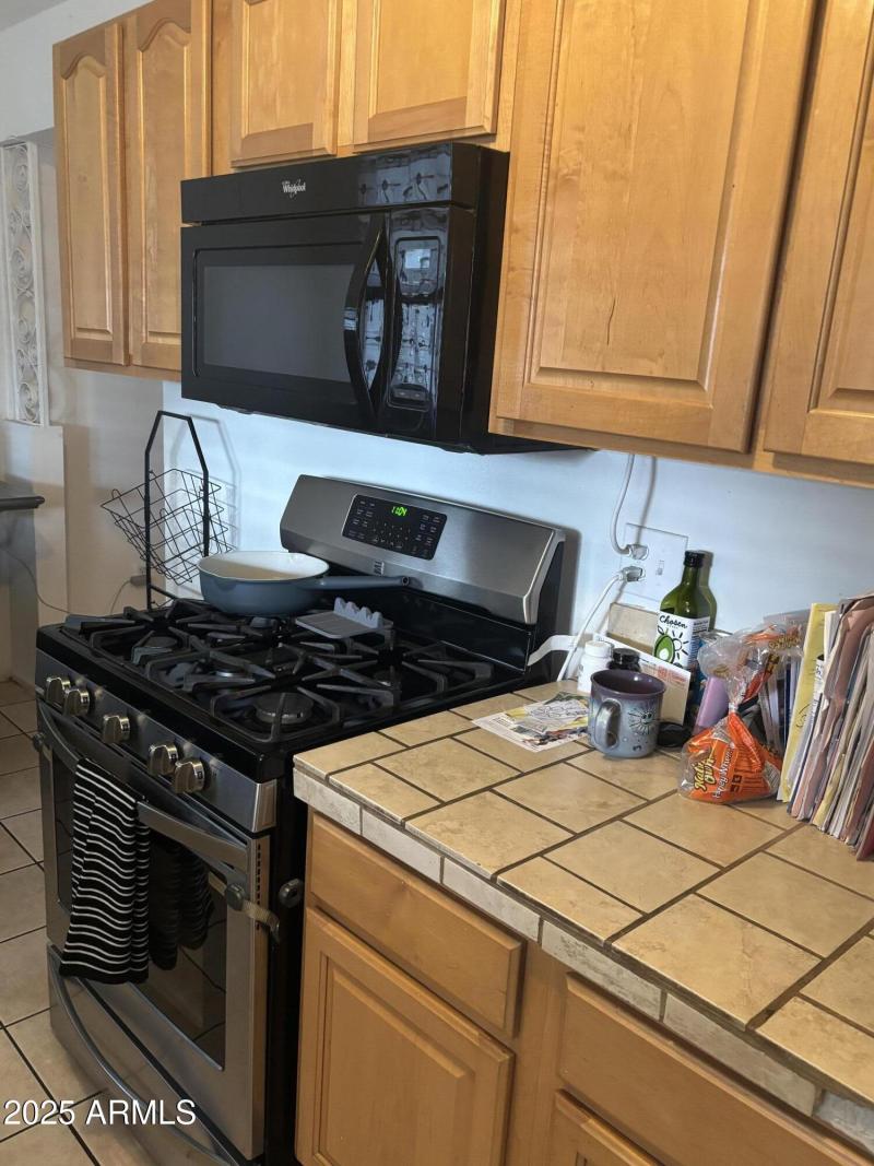 4718 E. Pierce St. kitchen