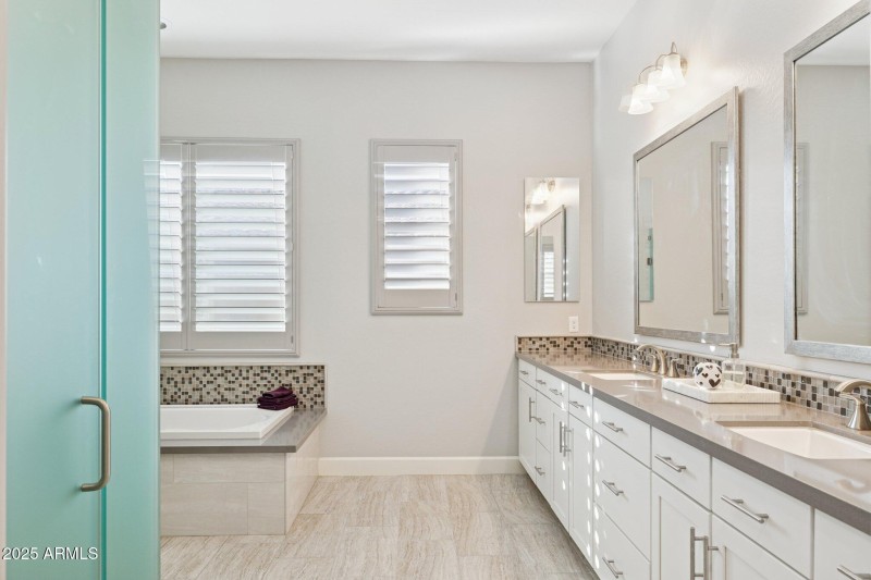 20-web-or-mls-10708-n-136th-pl