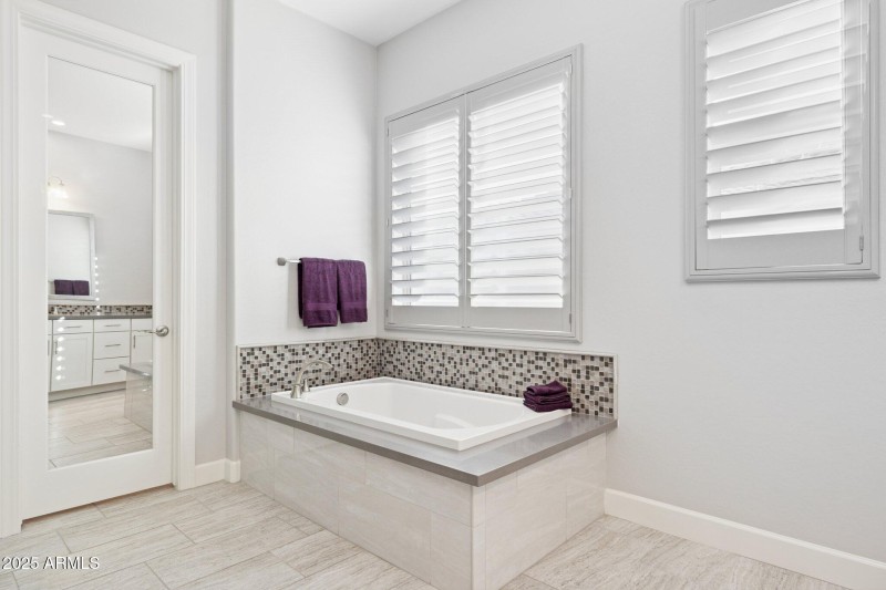 23-web-or-mls-10708-n-136th-pl