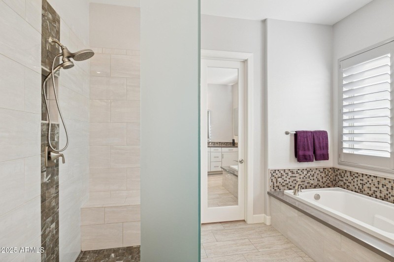 25-web-or-mls-10708-n-136th-pl