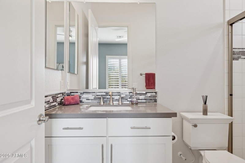 40-web-or-mls-10708-n-136th-pl