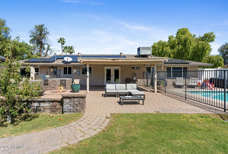 Firepit & Built in BBQ