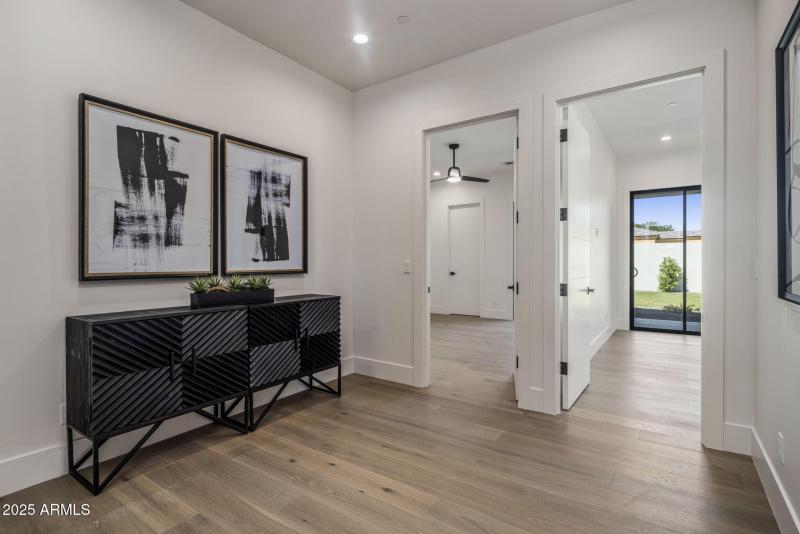 3 bedrooms shar this Space