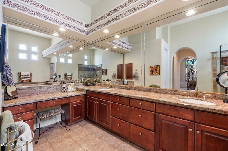 Dual vanities w/ seating