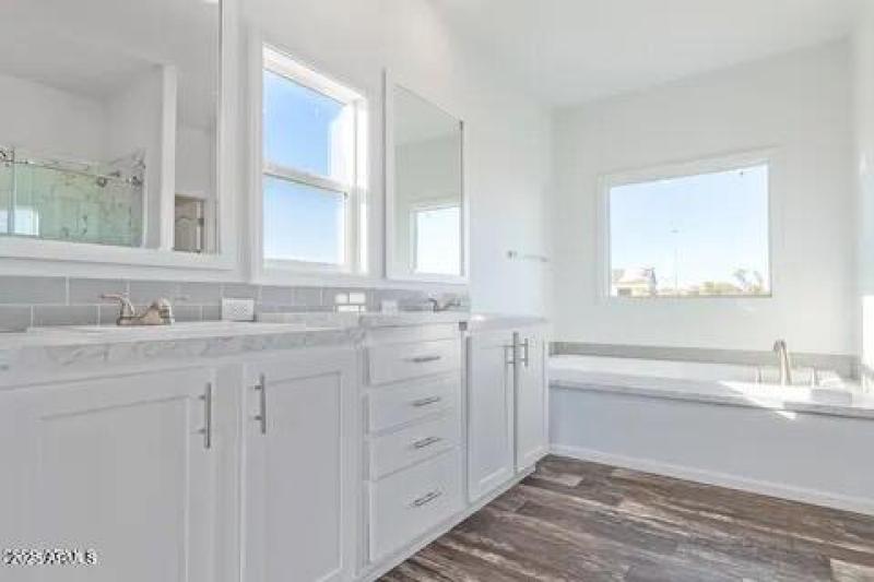 D27C5BD9-1073-4D01-965D-382A66F17B97