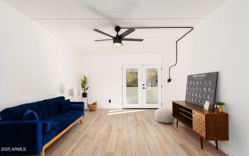 Light & Bright Great Room!