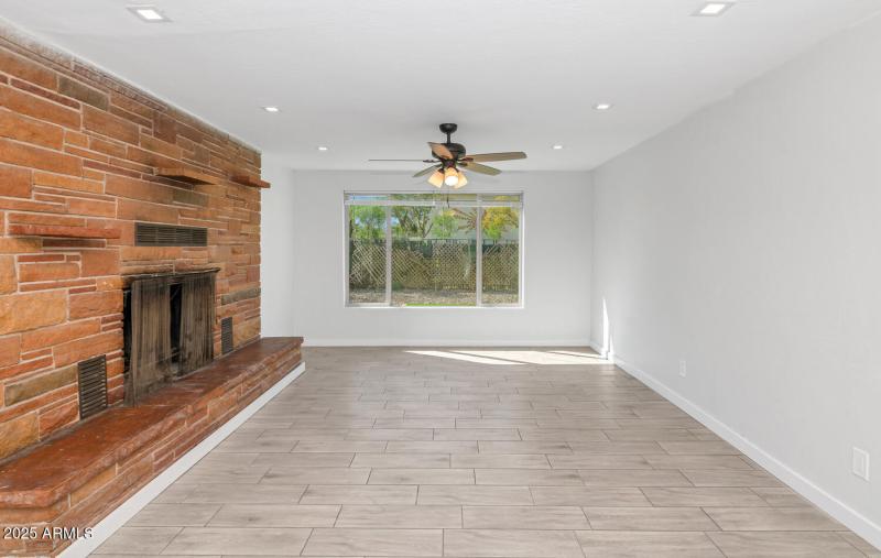 4821 E Sheridan St-large-012-039-4821 E