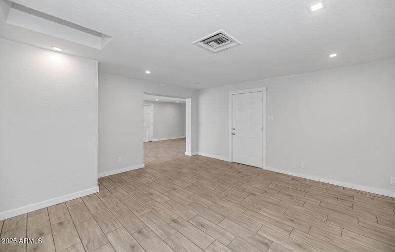 4821 E Sheridan St-large-016-038-4821 E