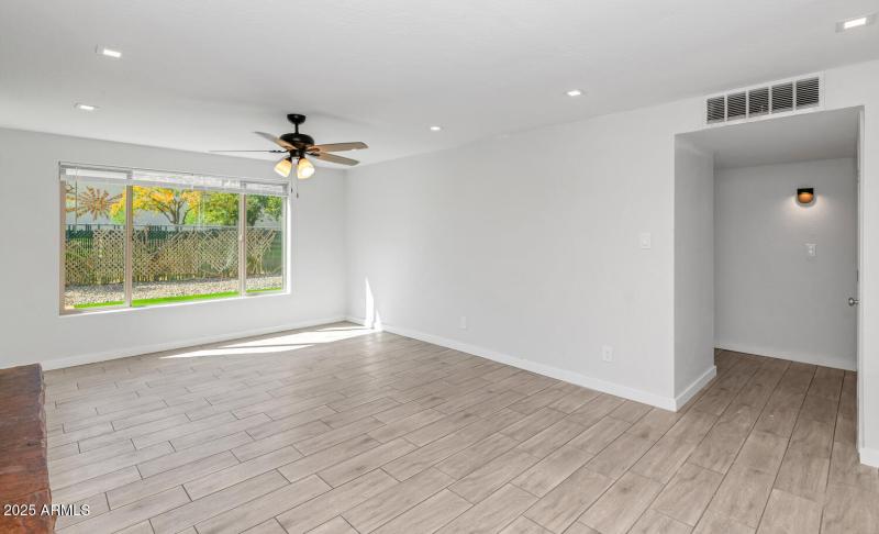 4821 E Sheridan St-large-017-022-4821 E