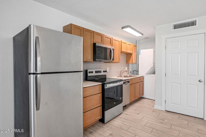 4821 E Sheridan St-large-031-058-4821 E