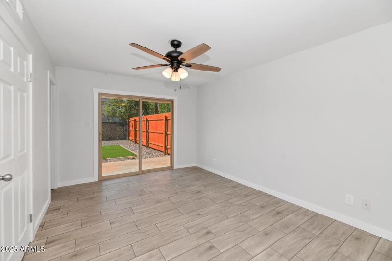 4821 E Sheridan St-large-055-042-4821 E