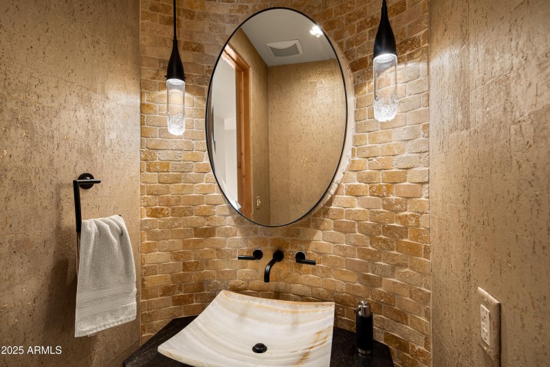 LUXURIOUS POWDER ROOM