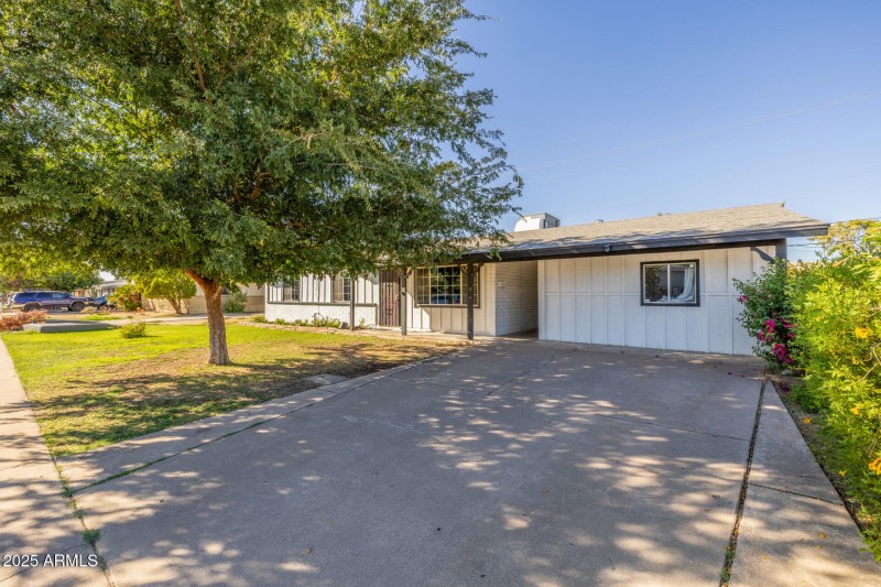 5 bedroom home with den and extra room