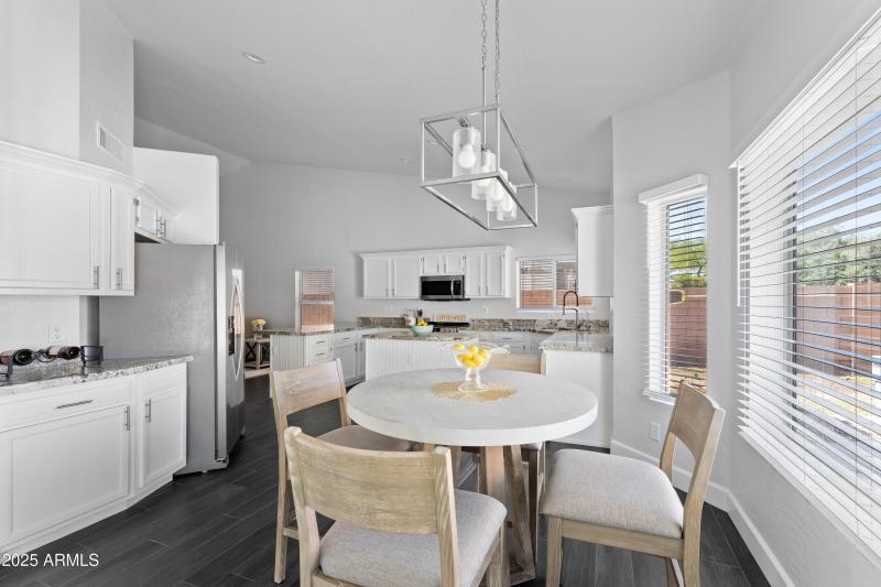 25-025-breakfast-nook