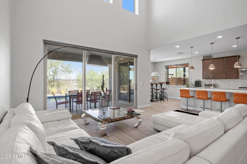 2423 N Beverly Pl-12