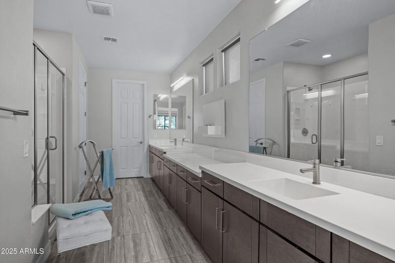 2423 N Beverly Pl-26