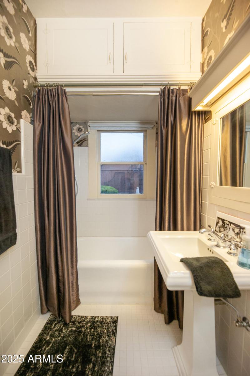 Bathroom 2 w/ tub