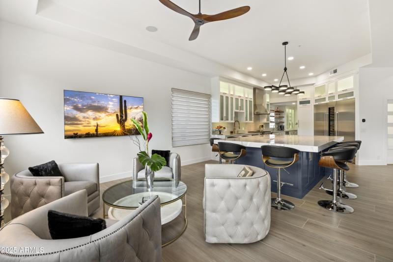 Sitting Area/Dining option