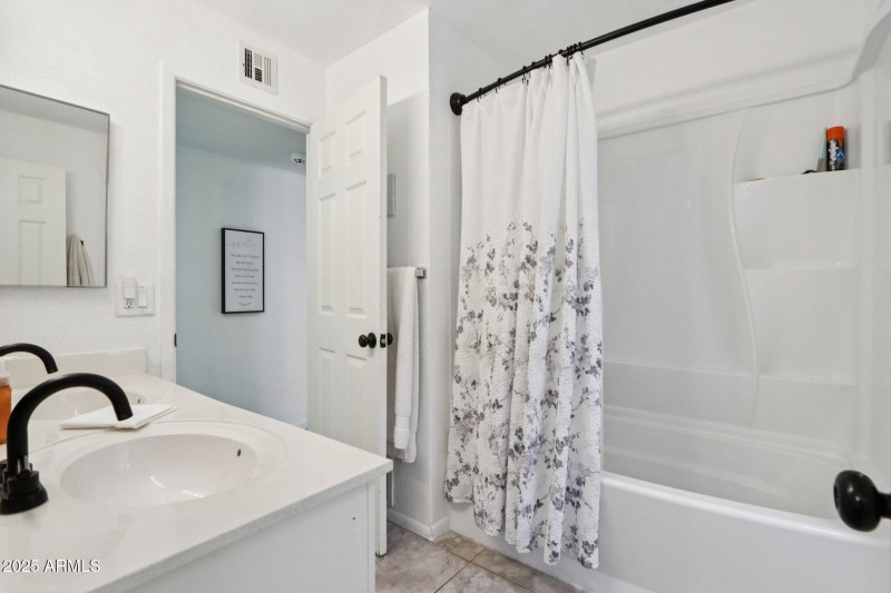 25-web-or-mls-E Duncan St-S2509-025