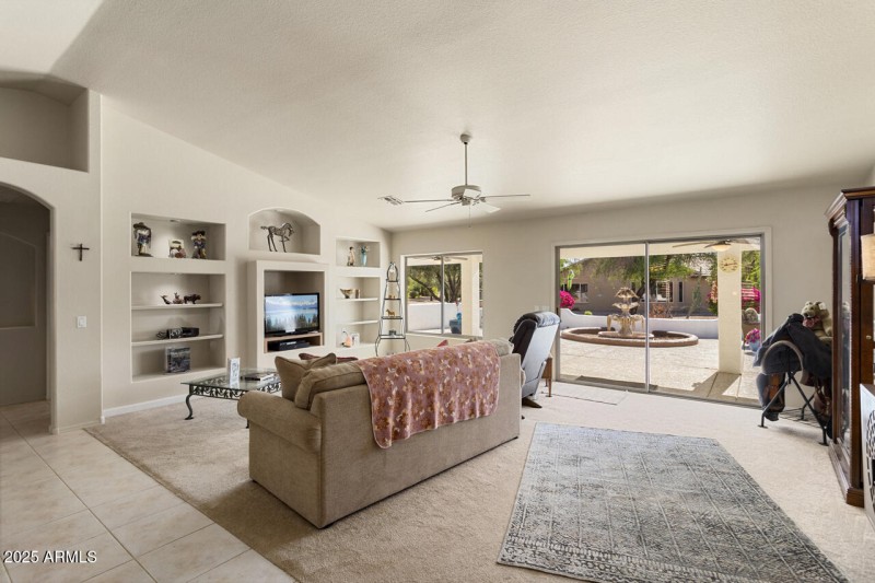 Great room w/vaulted ceilings