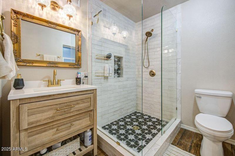 5039 W Mercer Ln Bathroom master