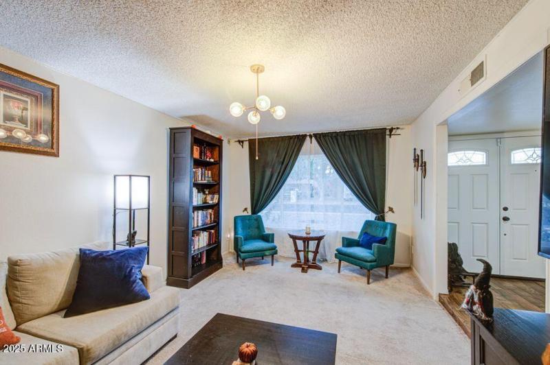 5039 W Mercer Ln Livingroom 2