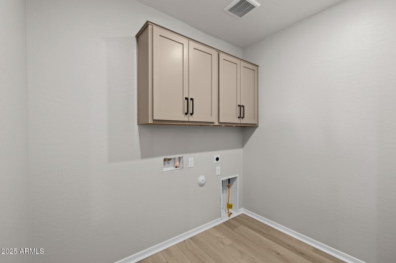 27)LAUNDRY ROOM