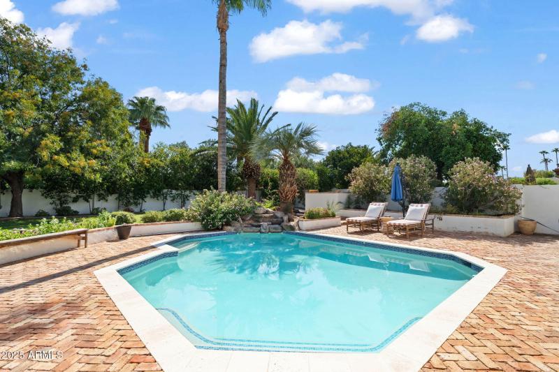 Sparkling Pool w Paver Decking