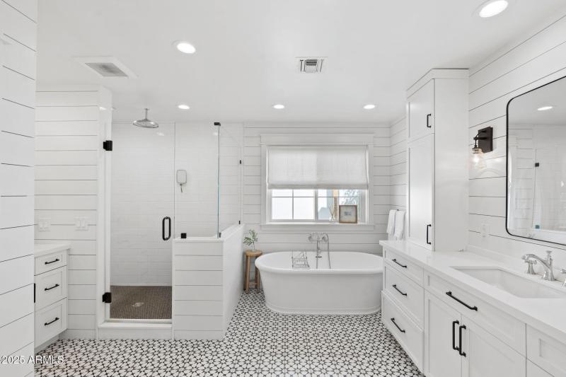 Primary Bath w Dual Vanities