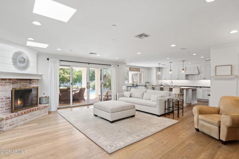 Great Room w Fireplace