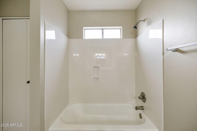 Primary tub/shower