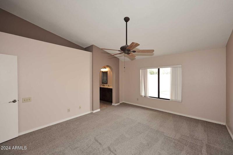 Primary Bedroom2 (7)