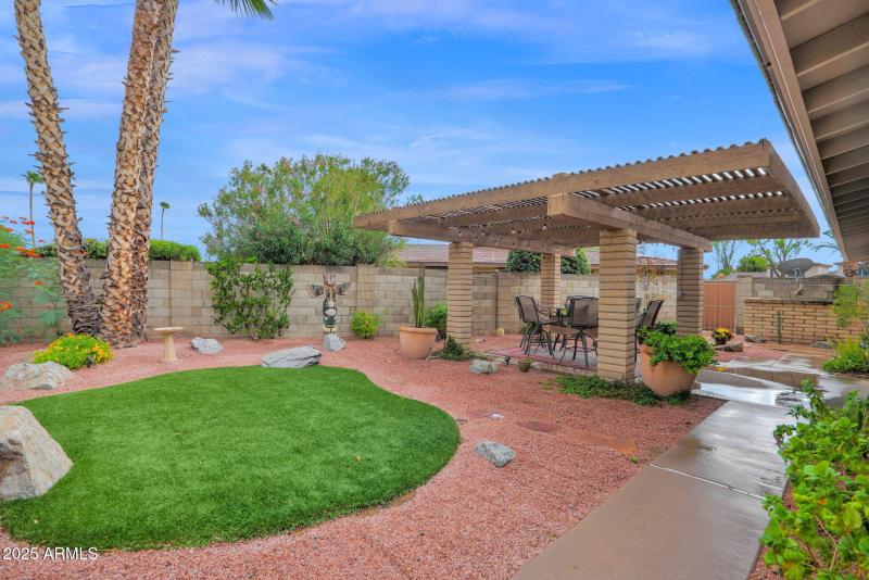 Large Entertaining Side yard