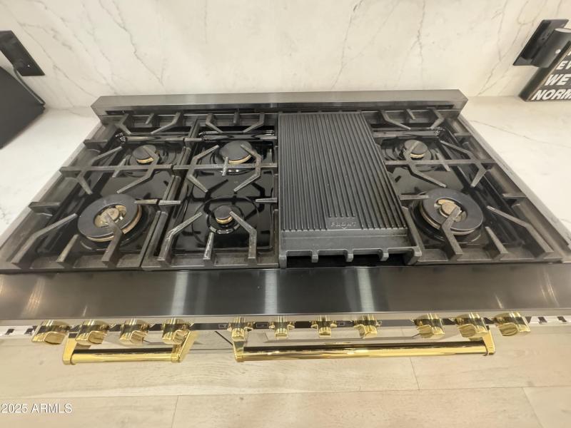 Gas cooktop